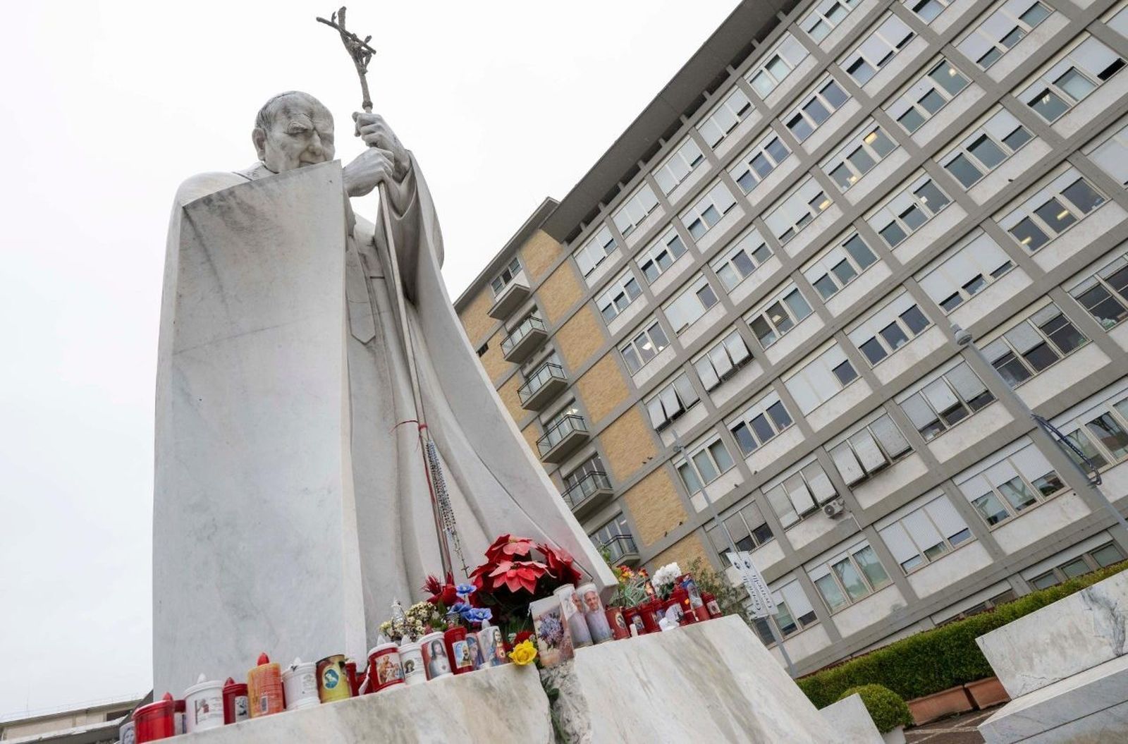 Sigue el tratamiento del Papa en el Gemelli
