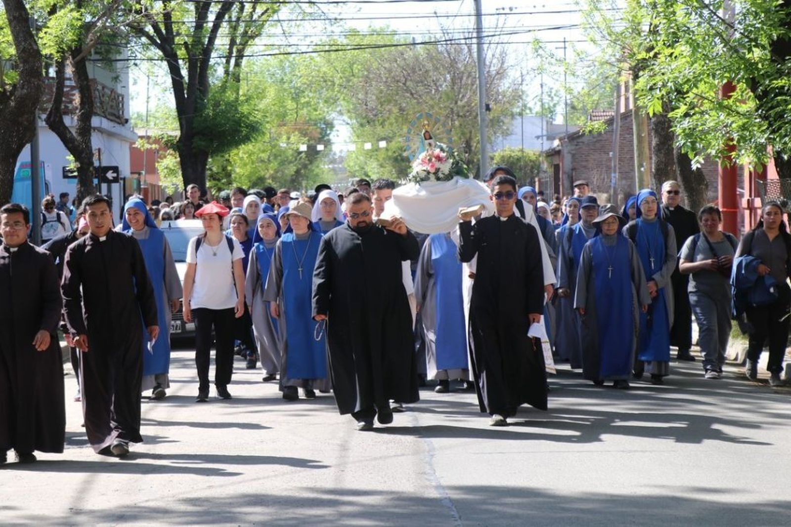 Procesión con miembros del Instituto del Verbo Encarnado