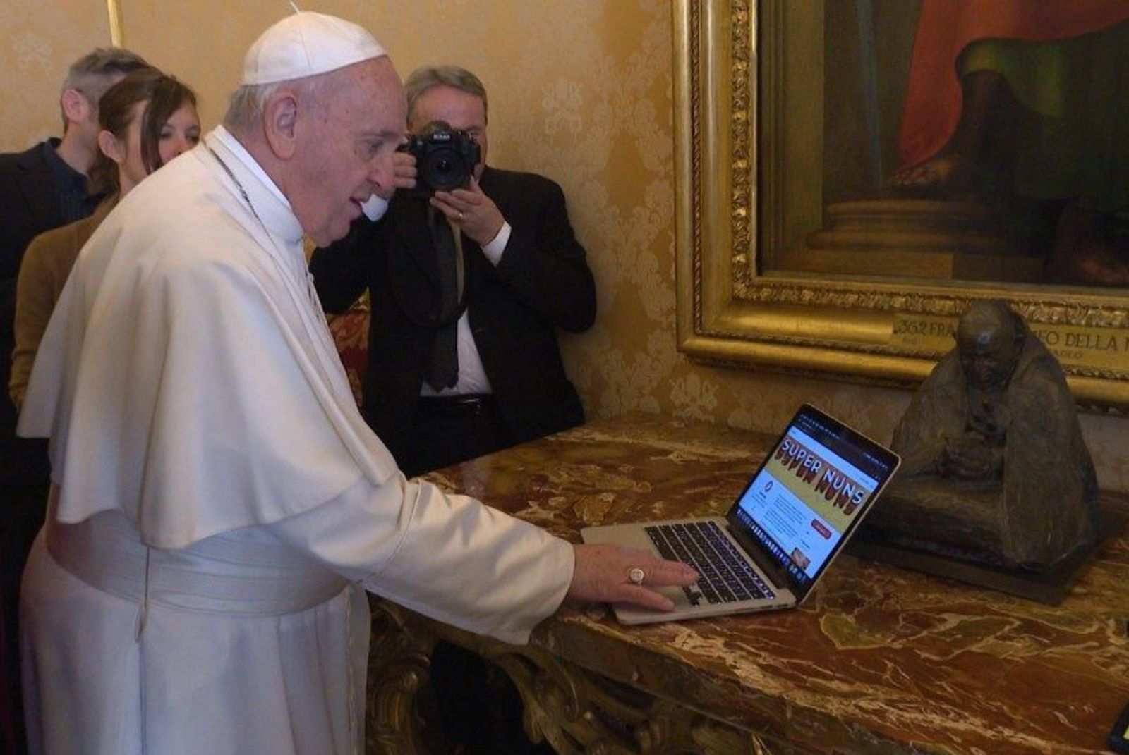 El Papa Francisco da el primer click a 'Super Nuns'