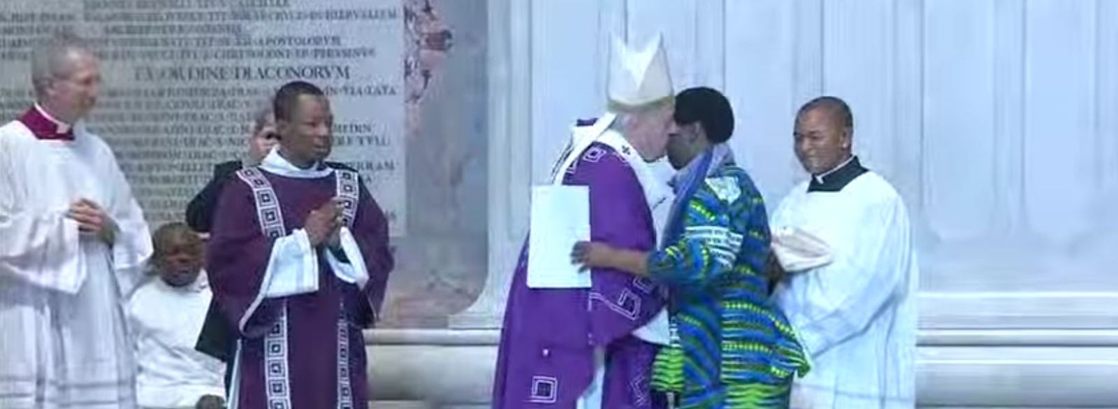 El Papa saluda a la monja congoleña