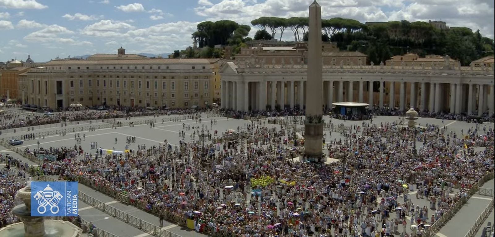 Fieles en el Angelus romano