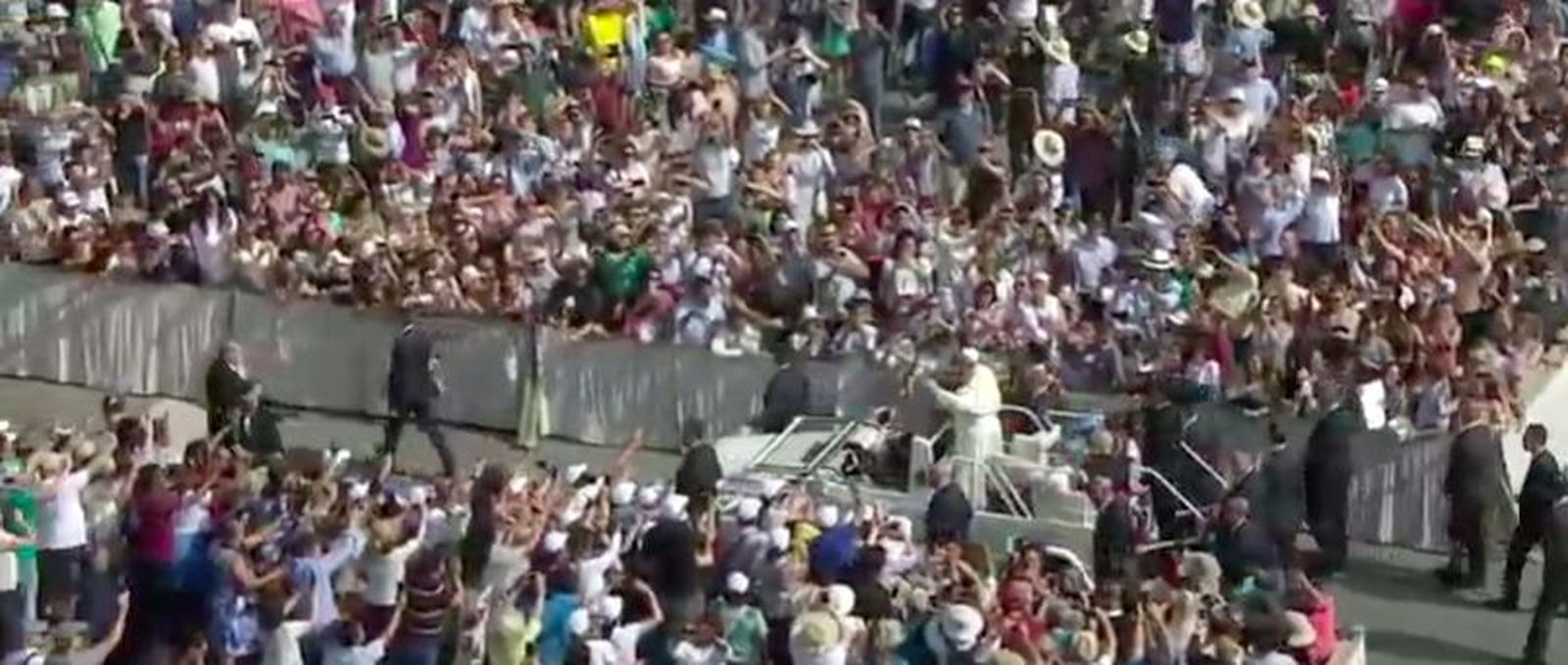 Francisco, en el papamóvil, en mitad de la plaza de San Pedro