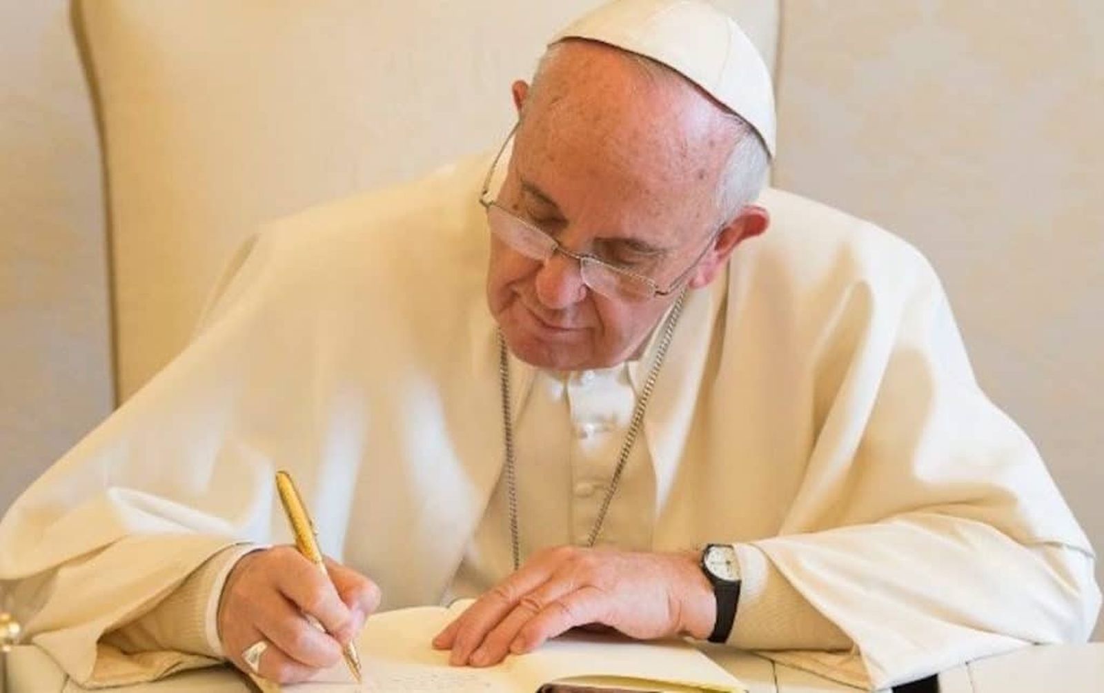 papa-francisco-escribiendo-1024x643