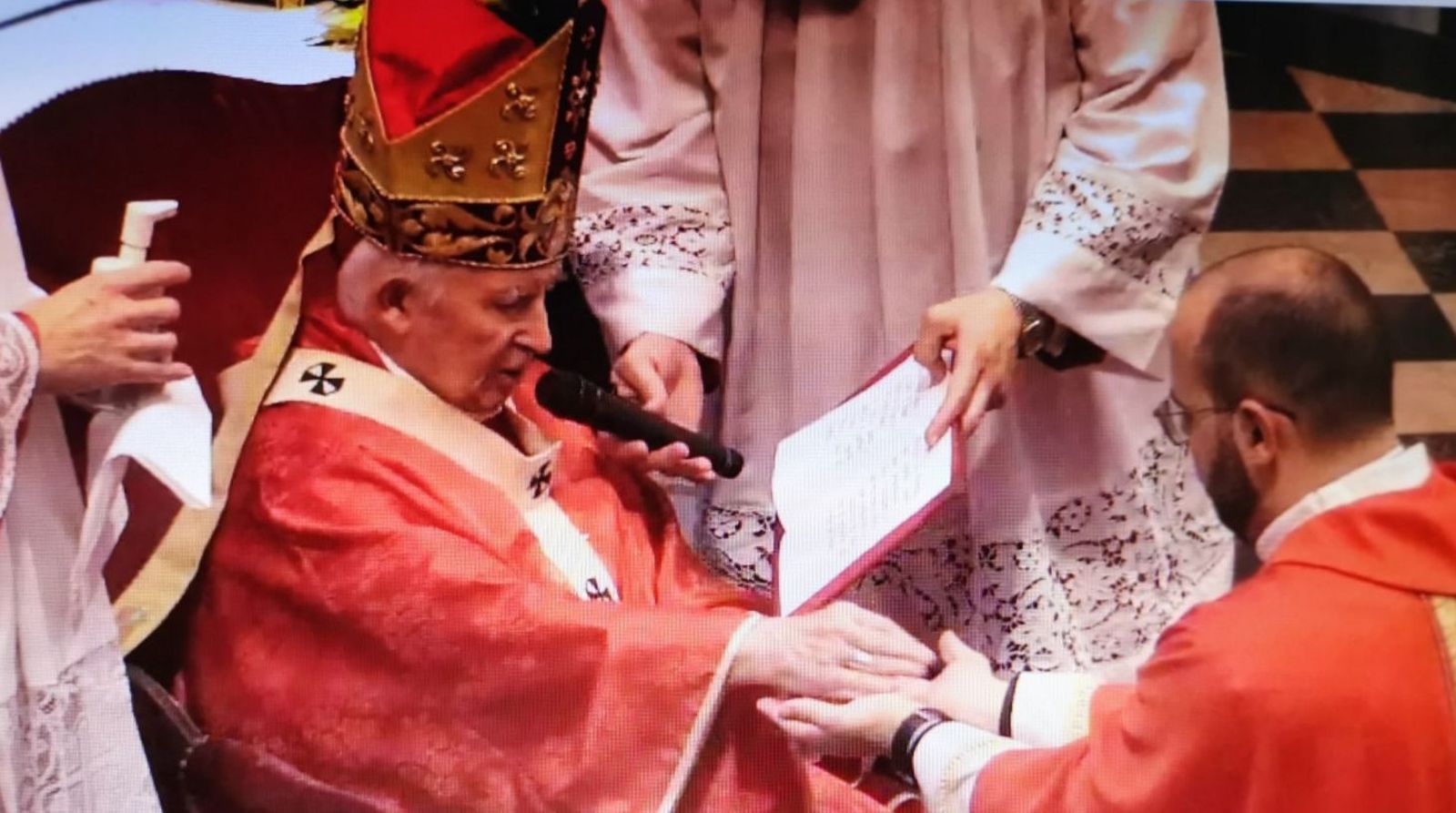 Durante la imposición de manos