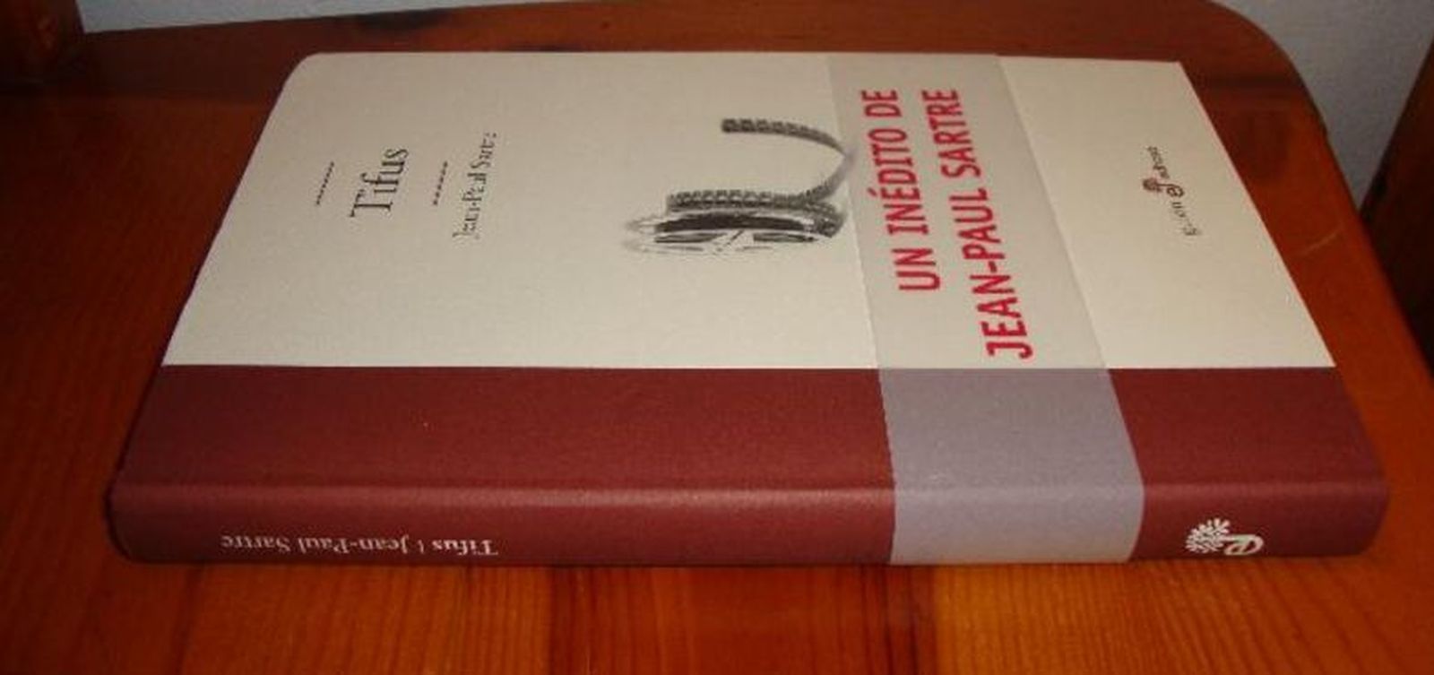 "Tifus", Edhasa Literaria