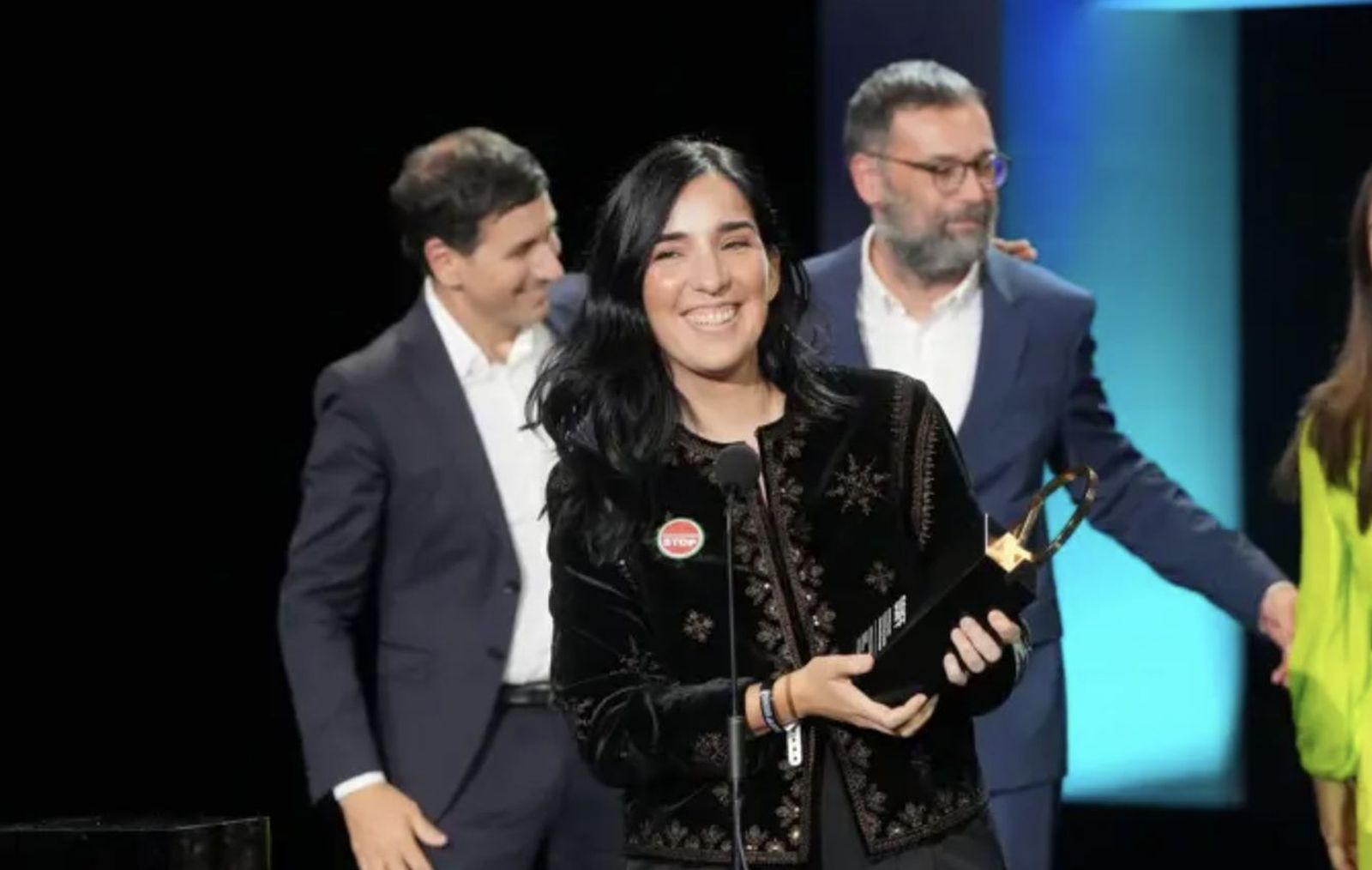 La directora de 'Los Domingos' recoge la Concha de Oro