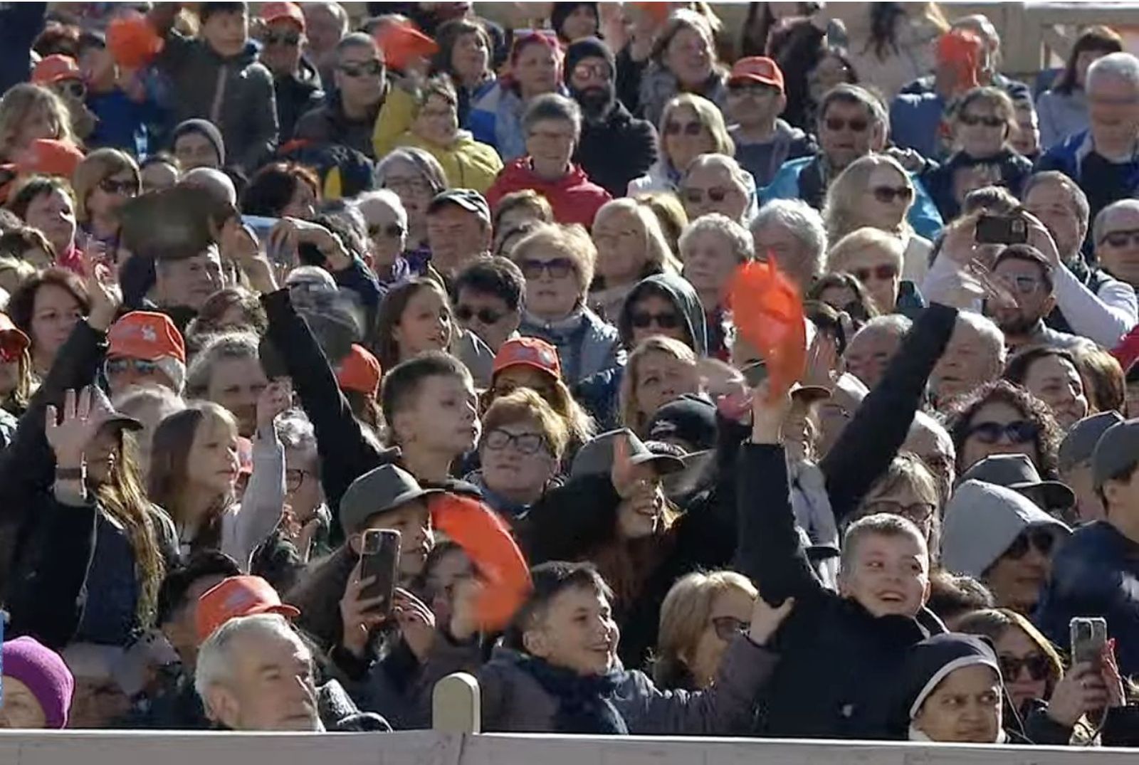 Fieles en la plaza de San Pedro saludan al Papa