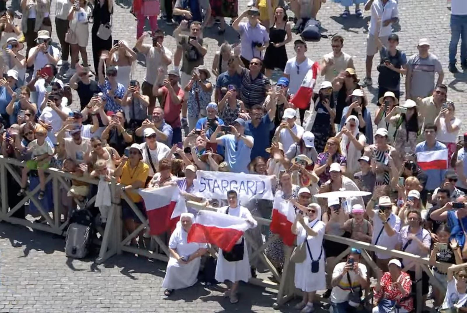 Fieles en la plaza de San Pedro