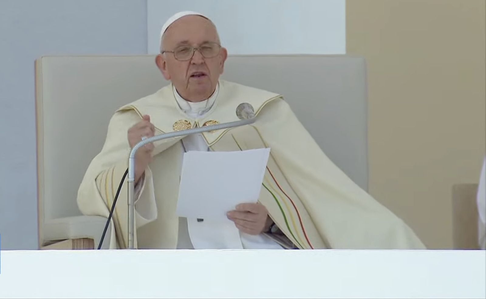 Francisco se dirige a los jóvenes durante la homilía