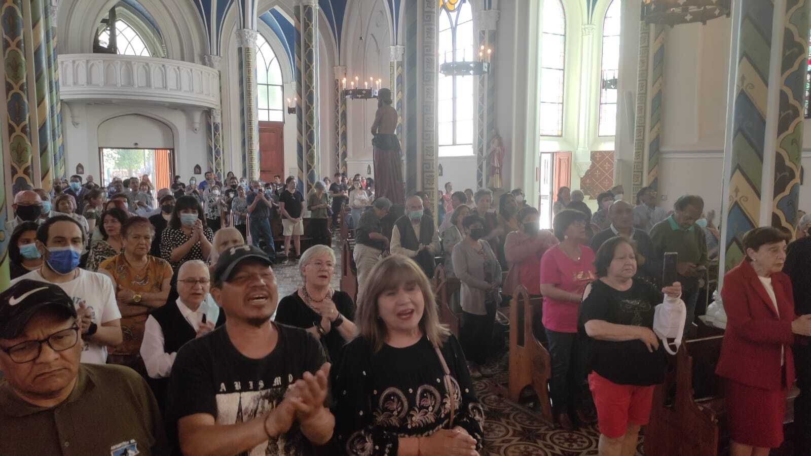 Asistentes a primera misa dominical de Alvaro Chordi