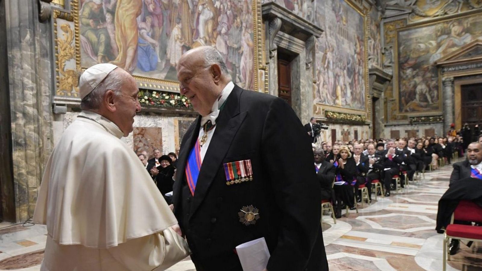 El Papa saluda al embajador de Chipre, decano del cuerpo diplomático