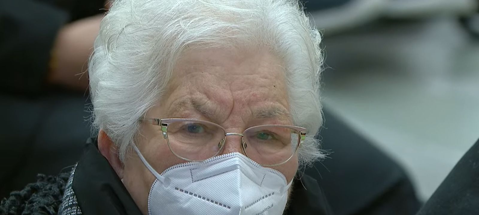 Anciana en la audiencia