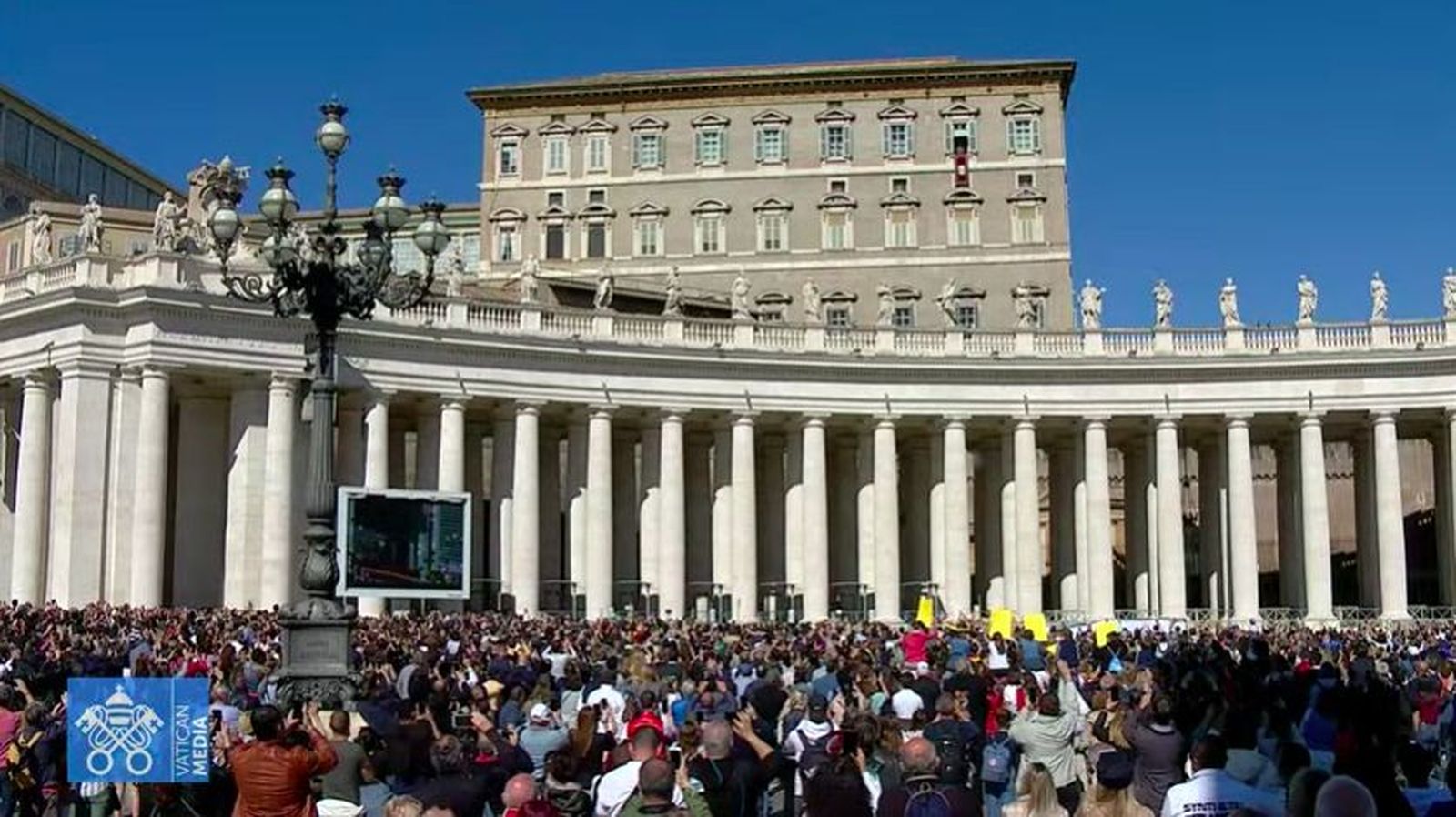 Una multitud espera al papa