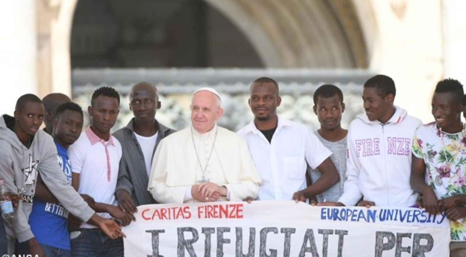 El Papa, con refugiados