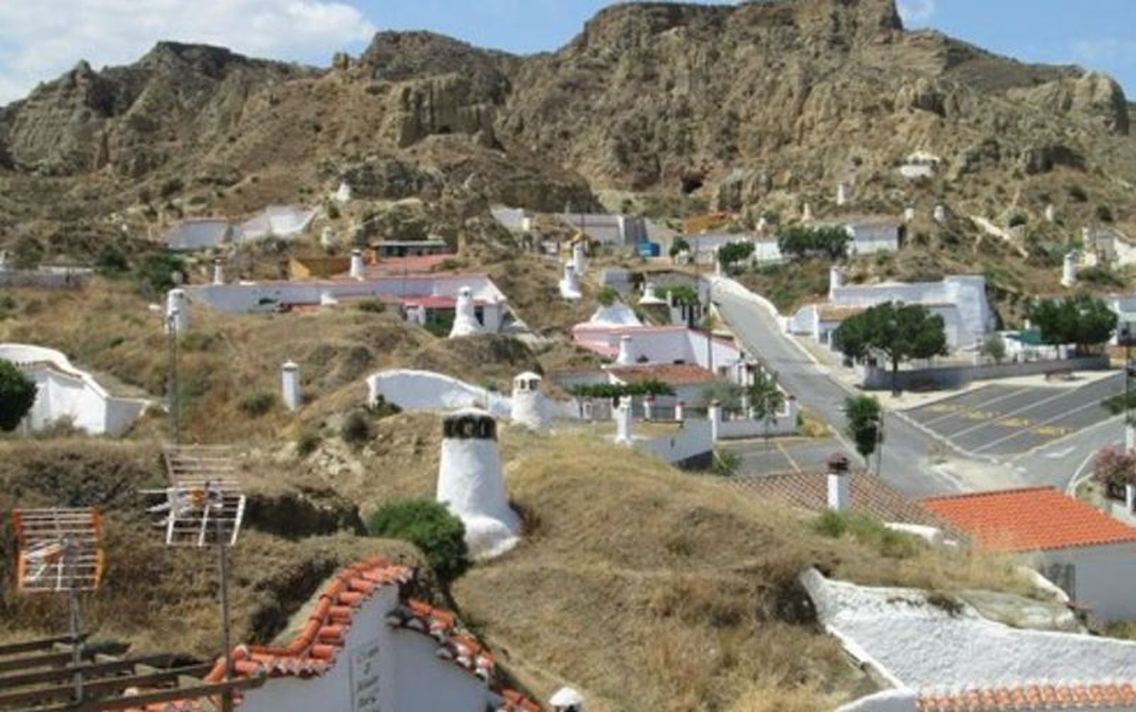 Sierra y casas-cueva en Guadix