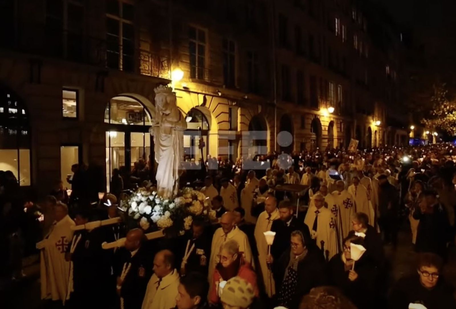 Procesión por las calles de París con la Virgen de Notre Dame