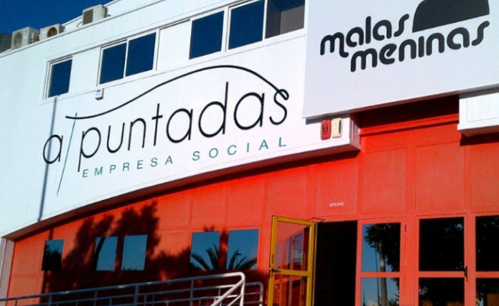 A puntadas, empresa social