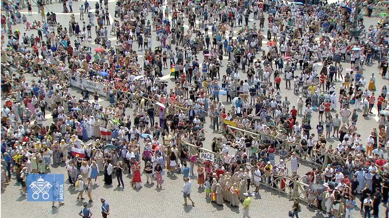Fieles en la plaza de San Pedro