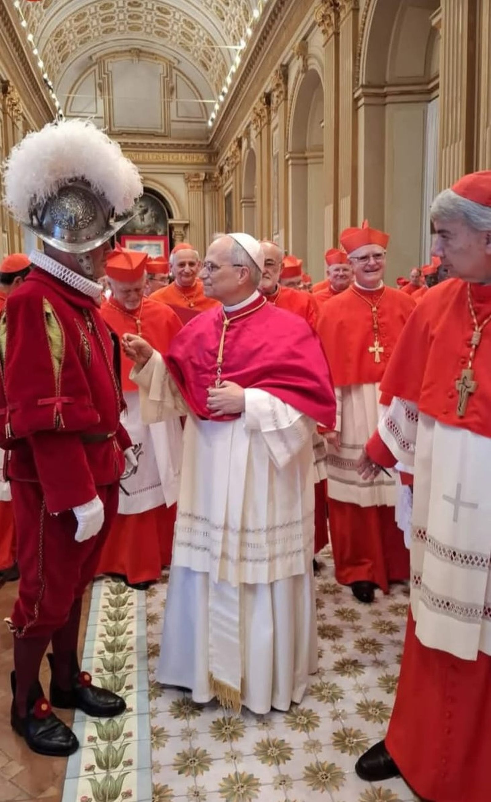 el nuevo papa dialoga con el comandante de la Guardia suiza