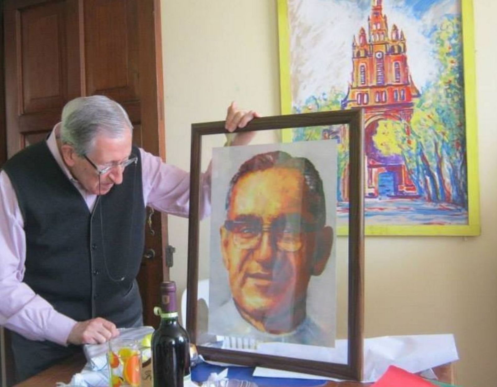 Loidi con una foto de monseñor Romero