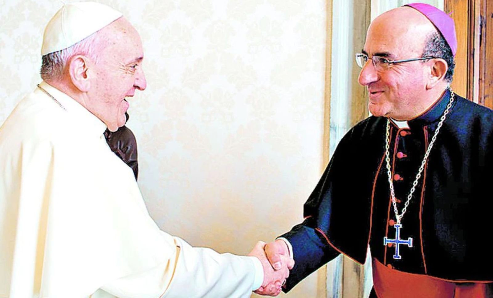 El Papa saluda a monseñor Chomali