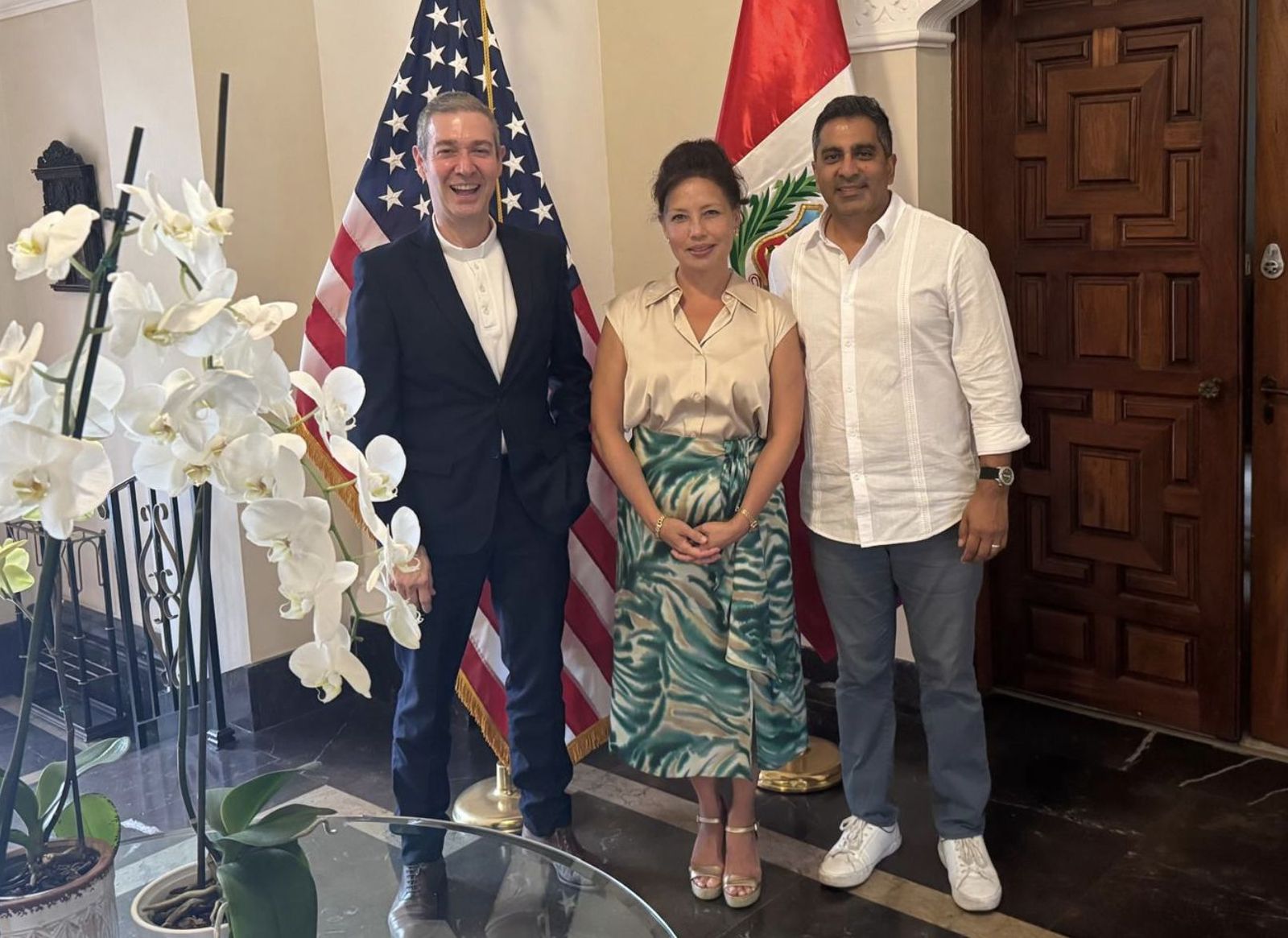 Bertomeu con la embajadora de Estados Unidos en Peru, Stephanie Syptak-Ramnath y su esposo, Ramnath Ramnath en Lima de pantalla 2025-03-21 a las 15.21.21