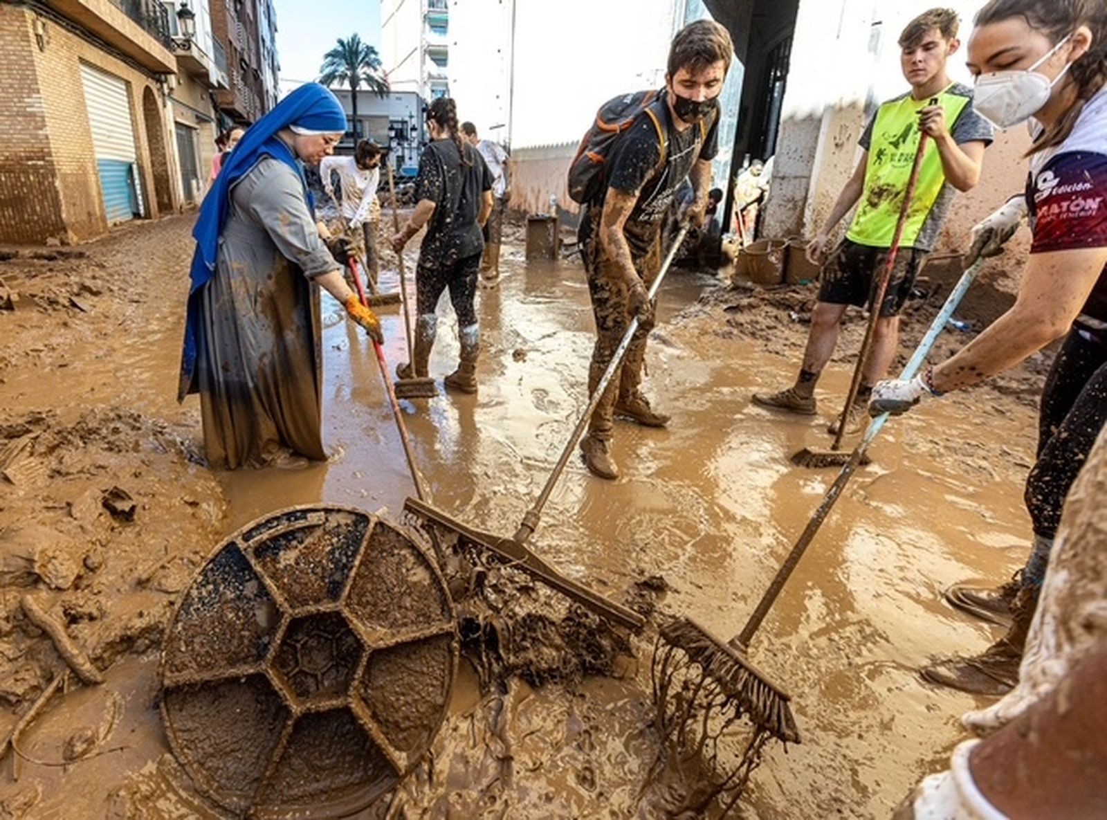 Voluntarios liman los efectos de la dana