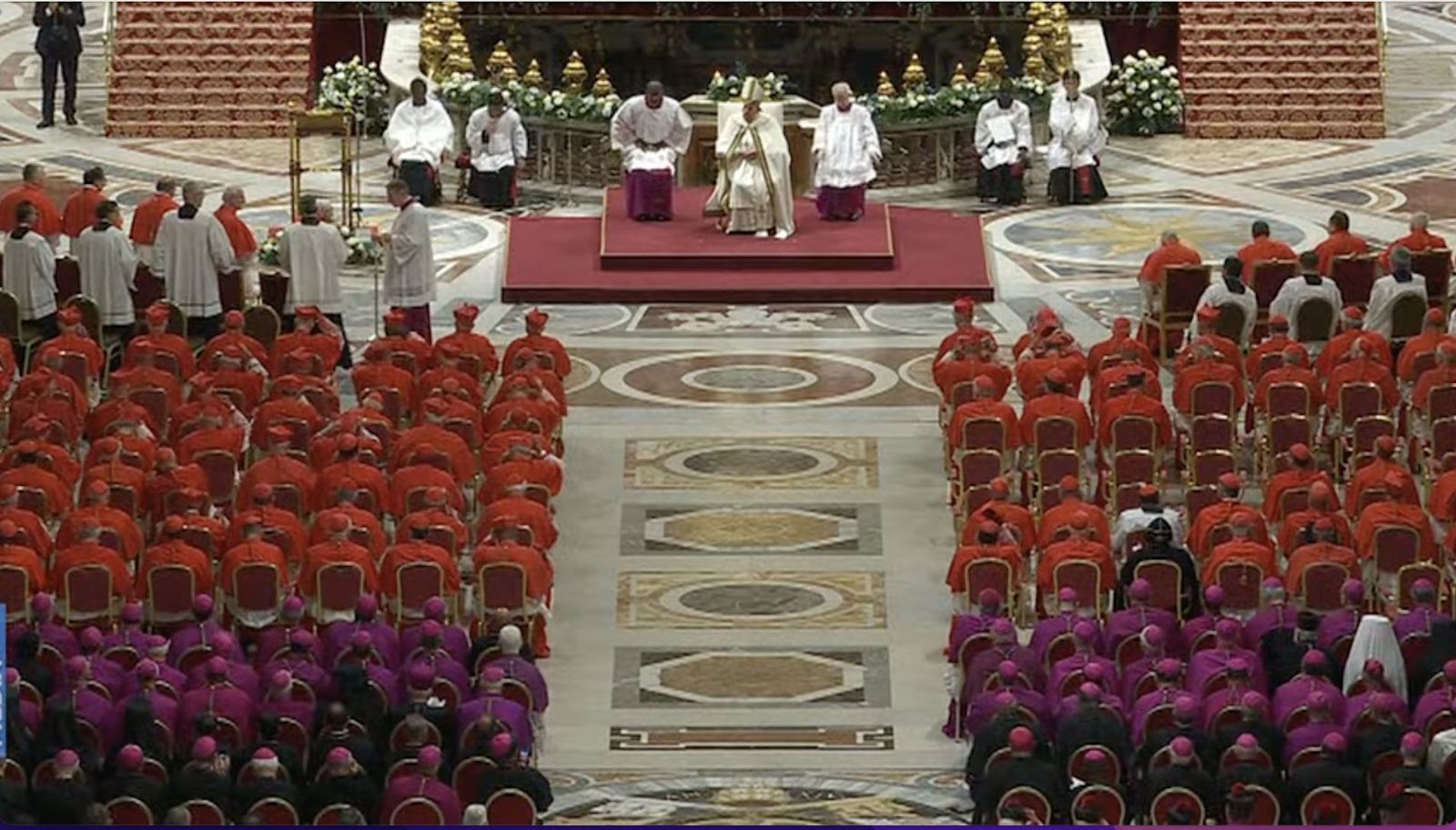 Francisco preside su décimo consistorio