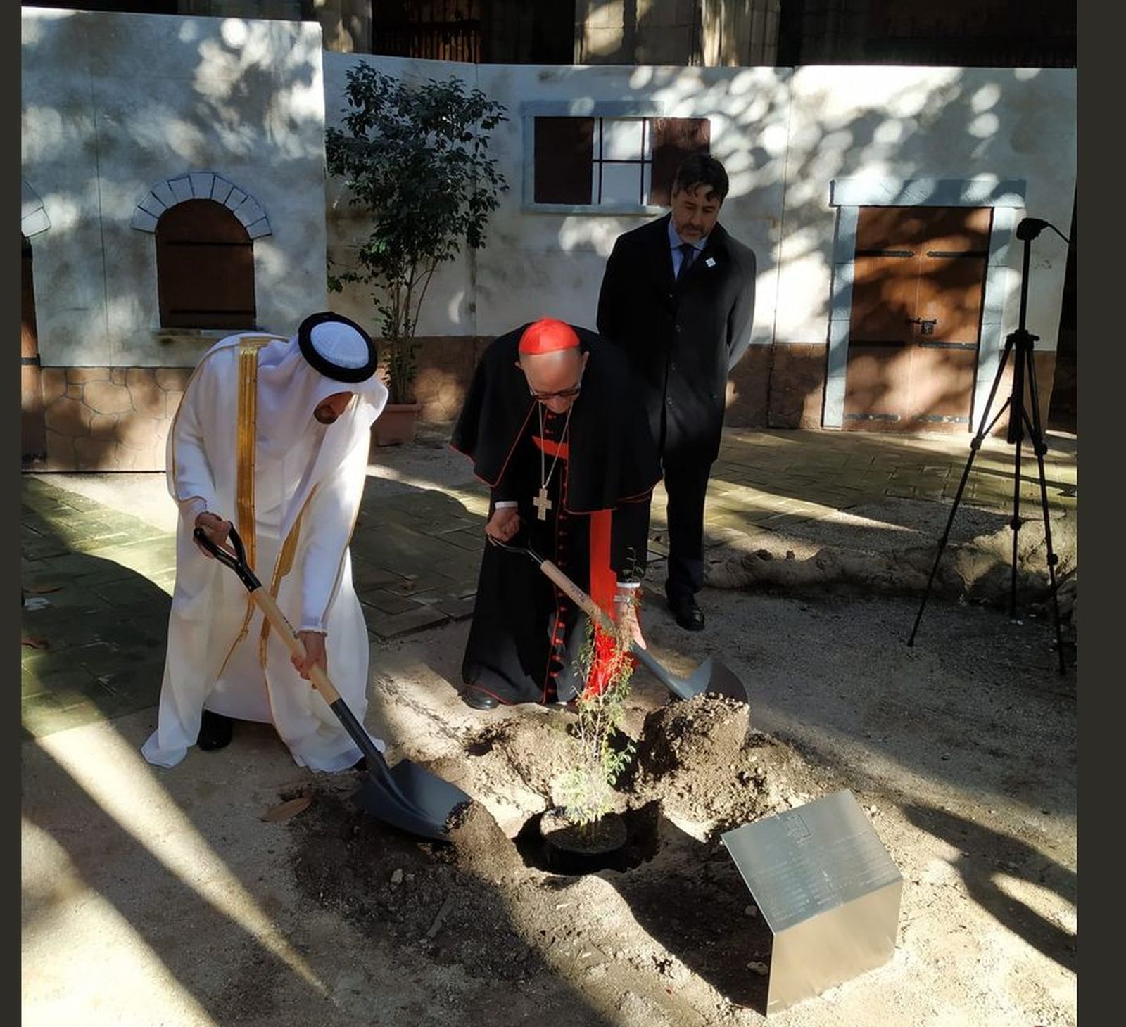 Cardenal Omella y Sr. Mohammad AlShamsi plantando un Ghaf, el árbol simbolo de la tolerancia