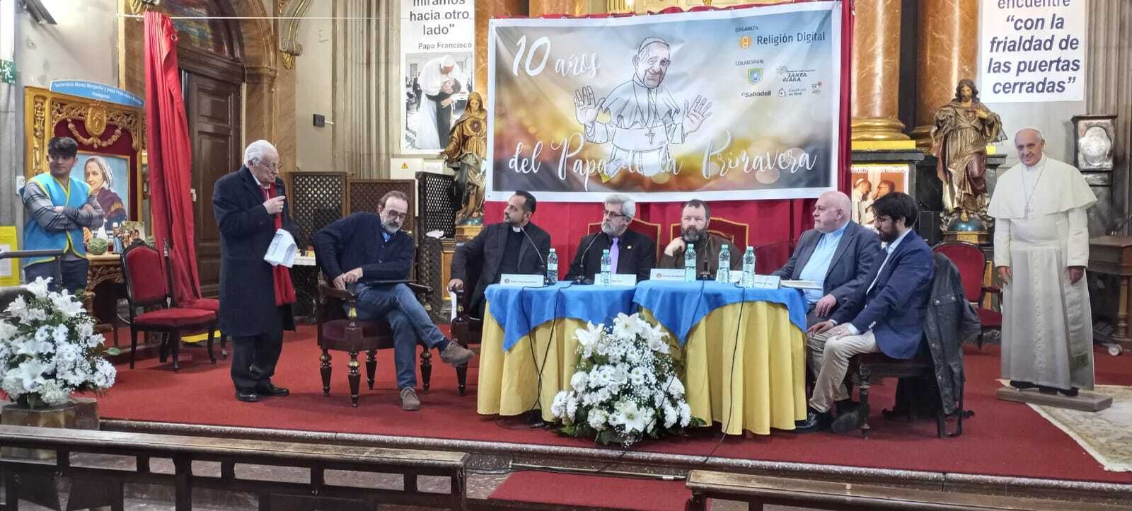 El padre Ángel, junto a los ponentes de hoy