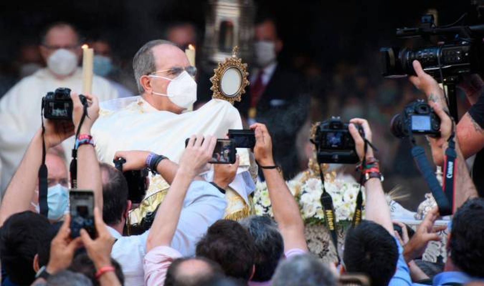 Asenjo se despide de Sevilla en el Corpus, agradeciendo a los fieles "haberles servido durante doce largos años"