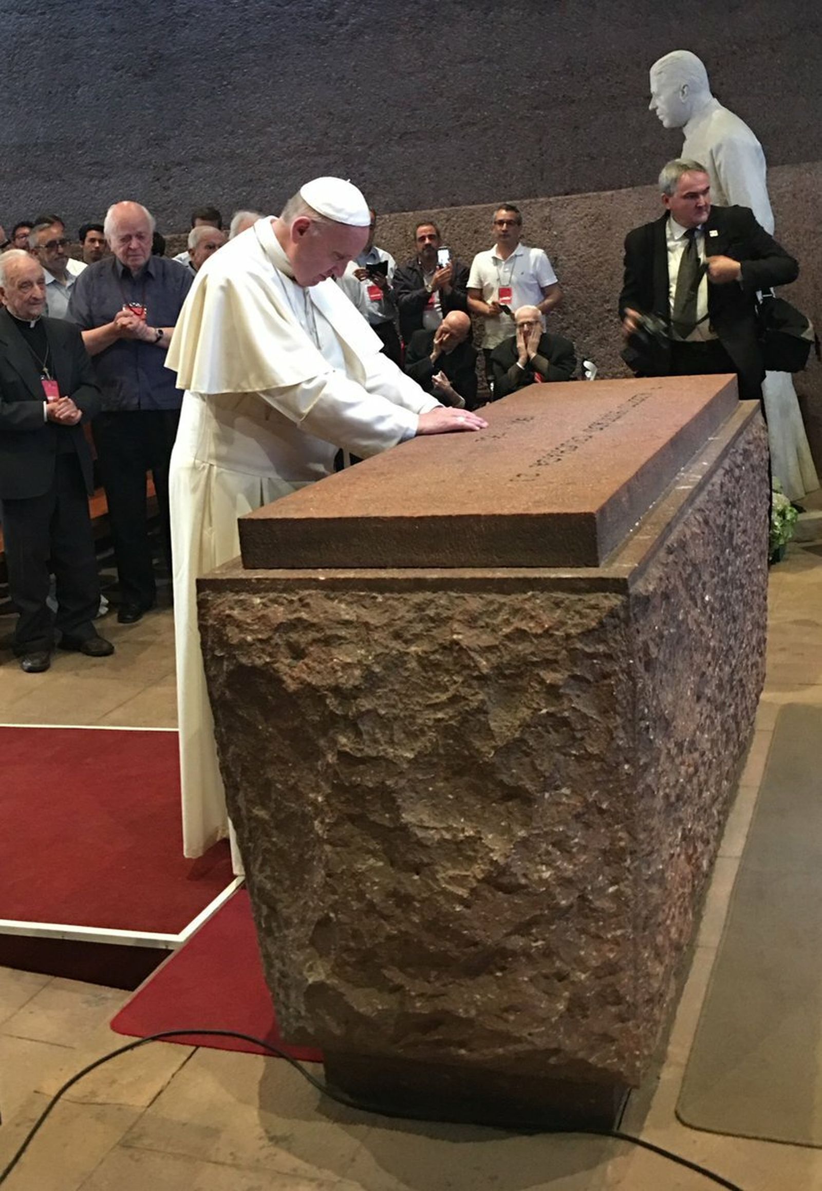 El Papa, en la tumba de San Alberto Hurtado