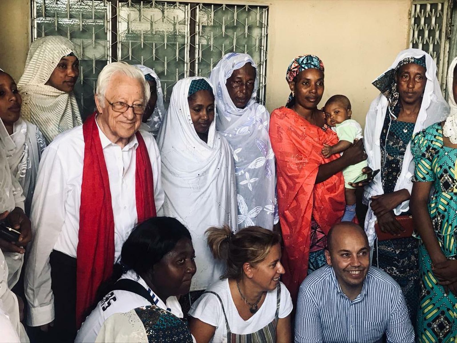 El padre Ángel, con las mujeres Bororo