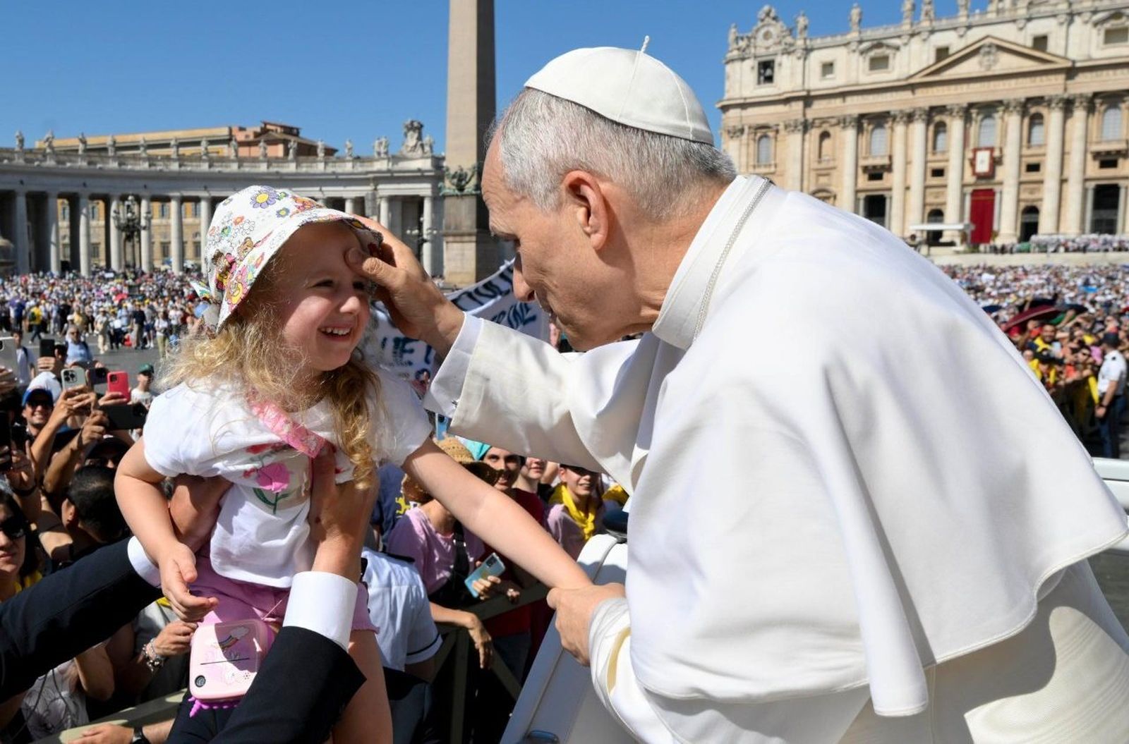 El Papa bendice a una niña