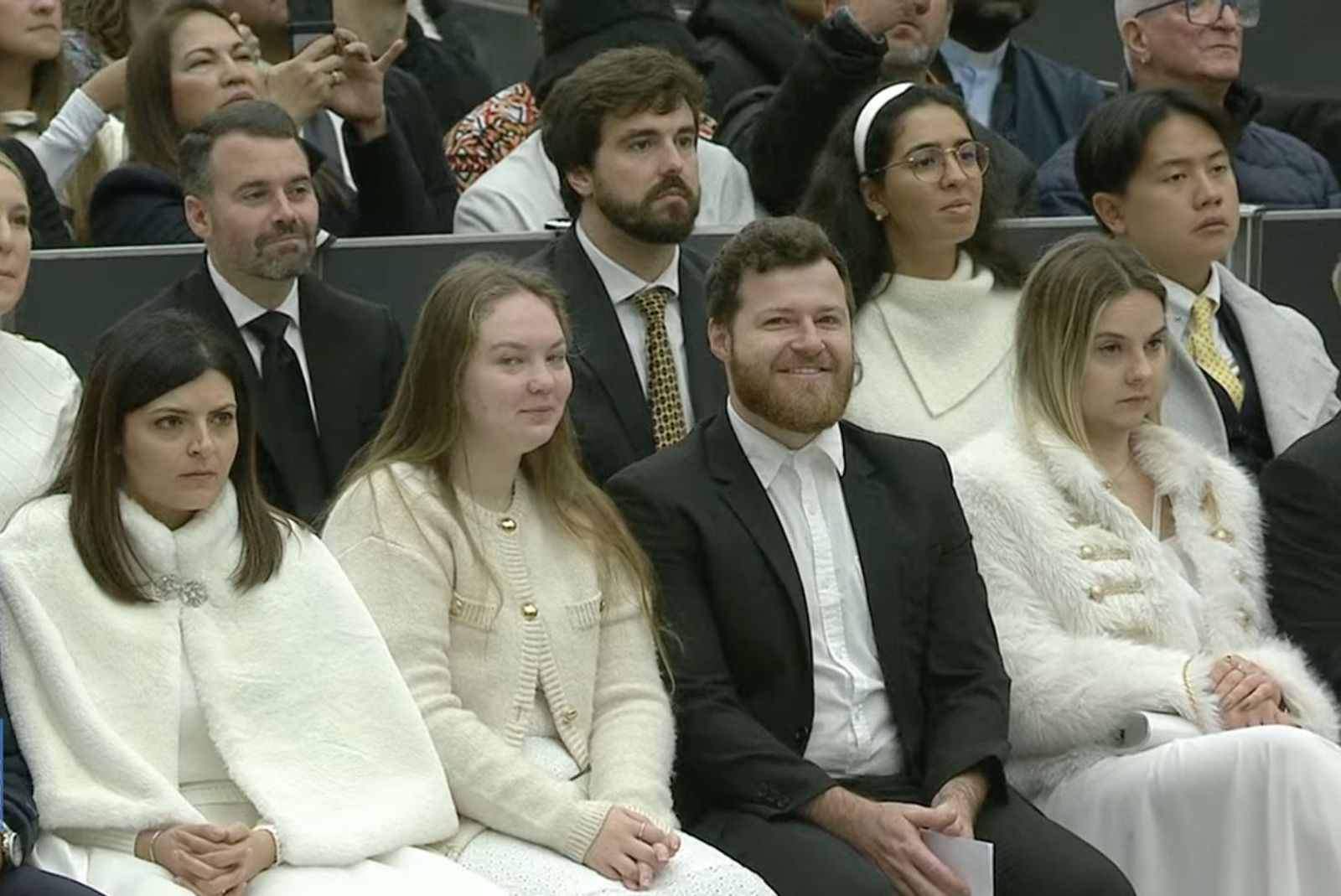 Parejas de novios en la audiencia general