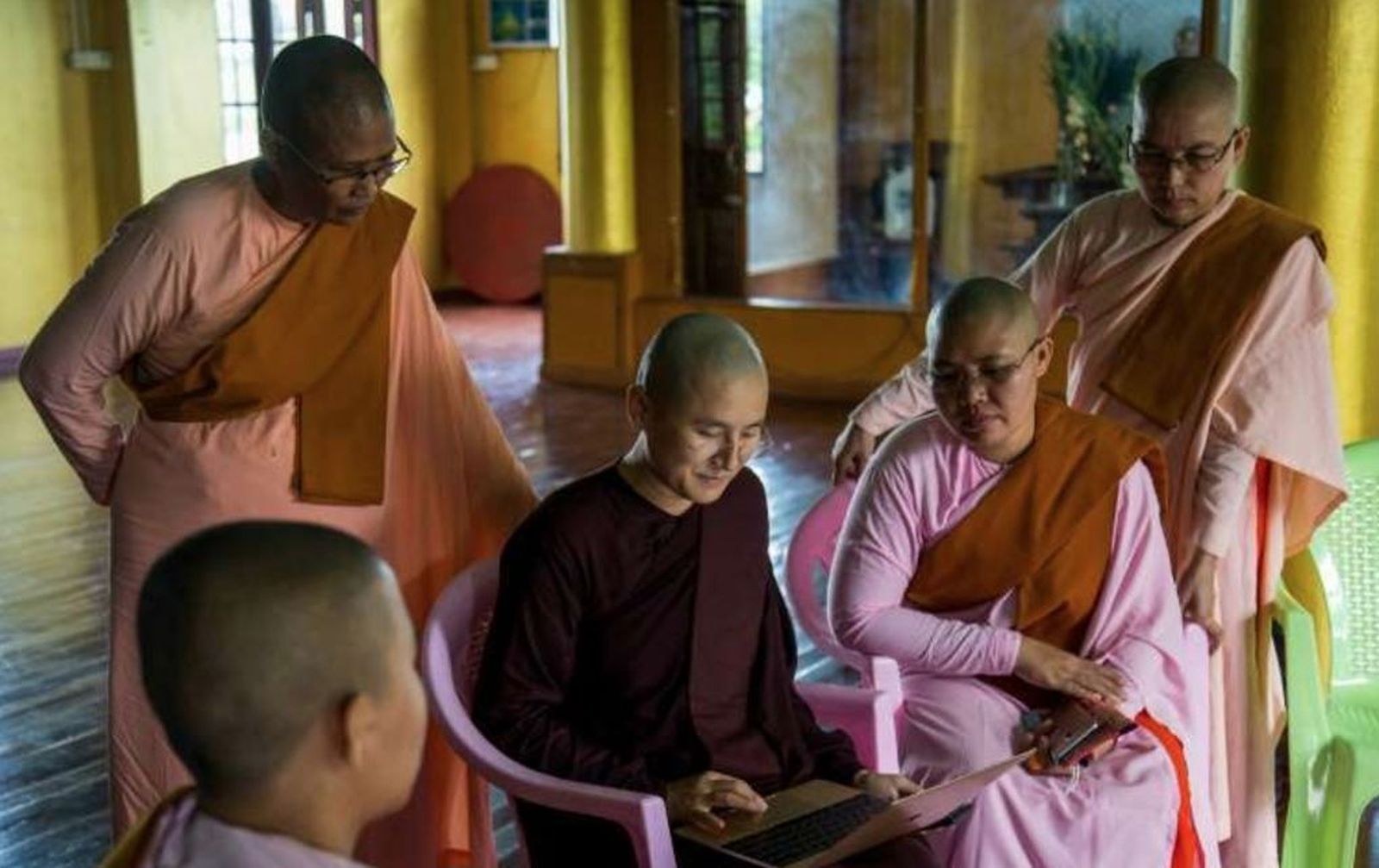 La monja birmana (centro) en un monasterio en Yangon