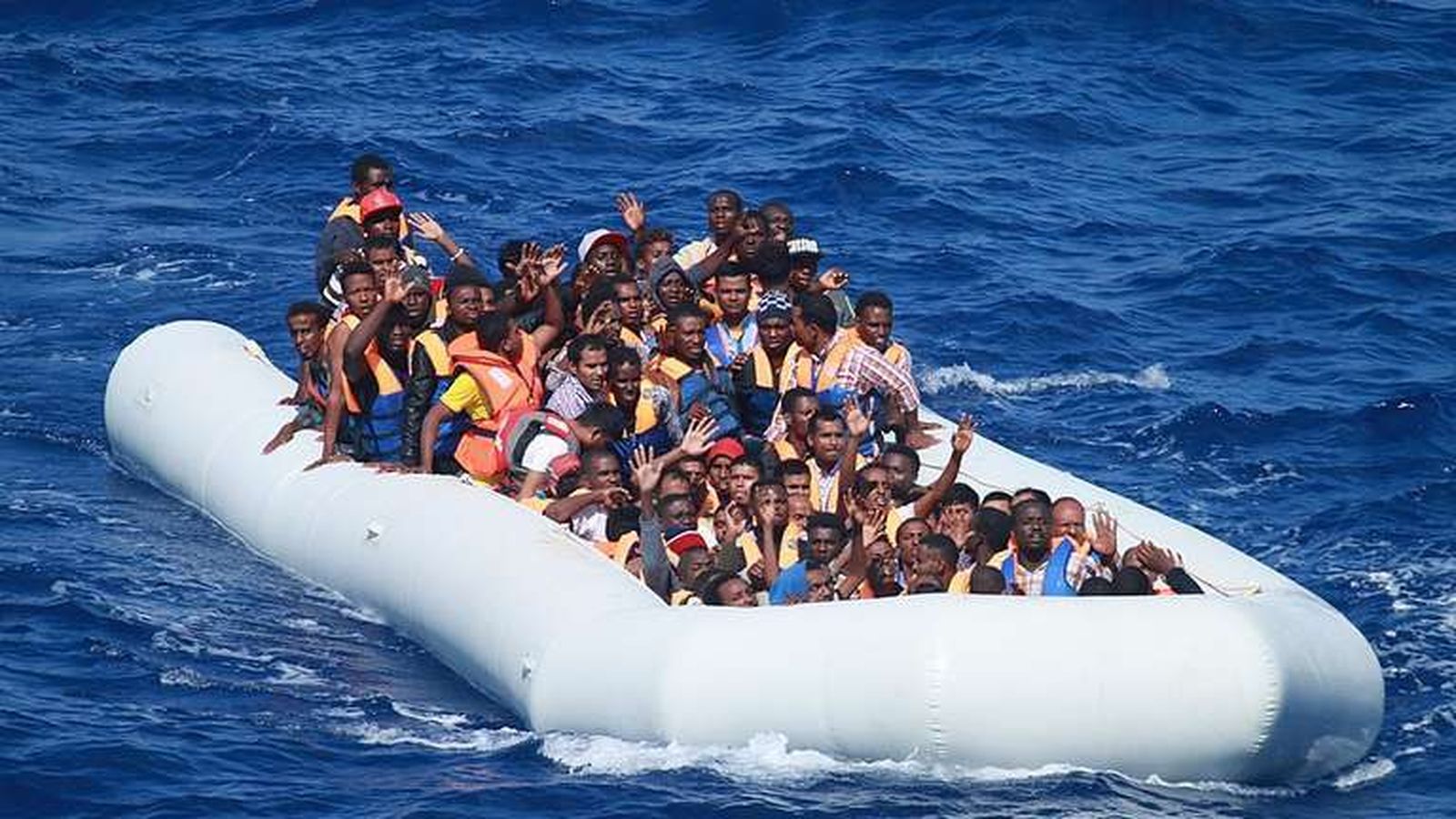 Migrantes en una lancha en el Mediterráneo