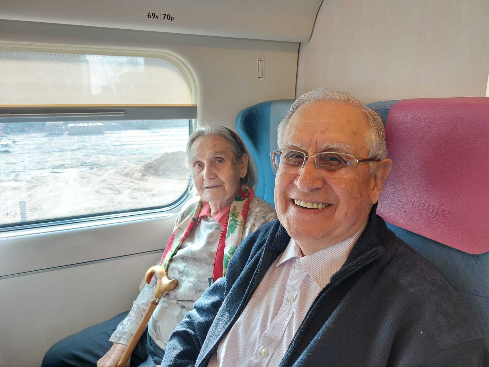 Fr. Manuel viajando con su hermana Toña hacia la Residencia