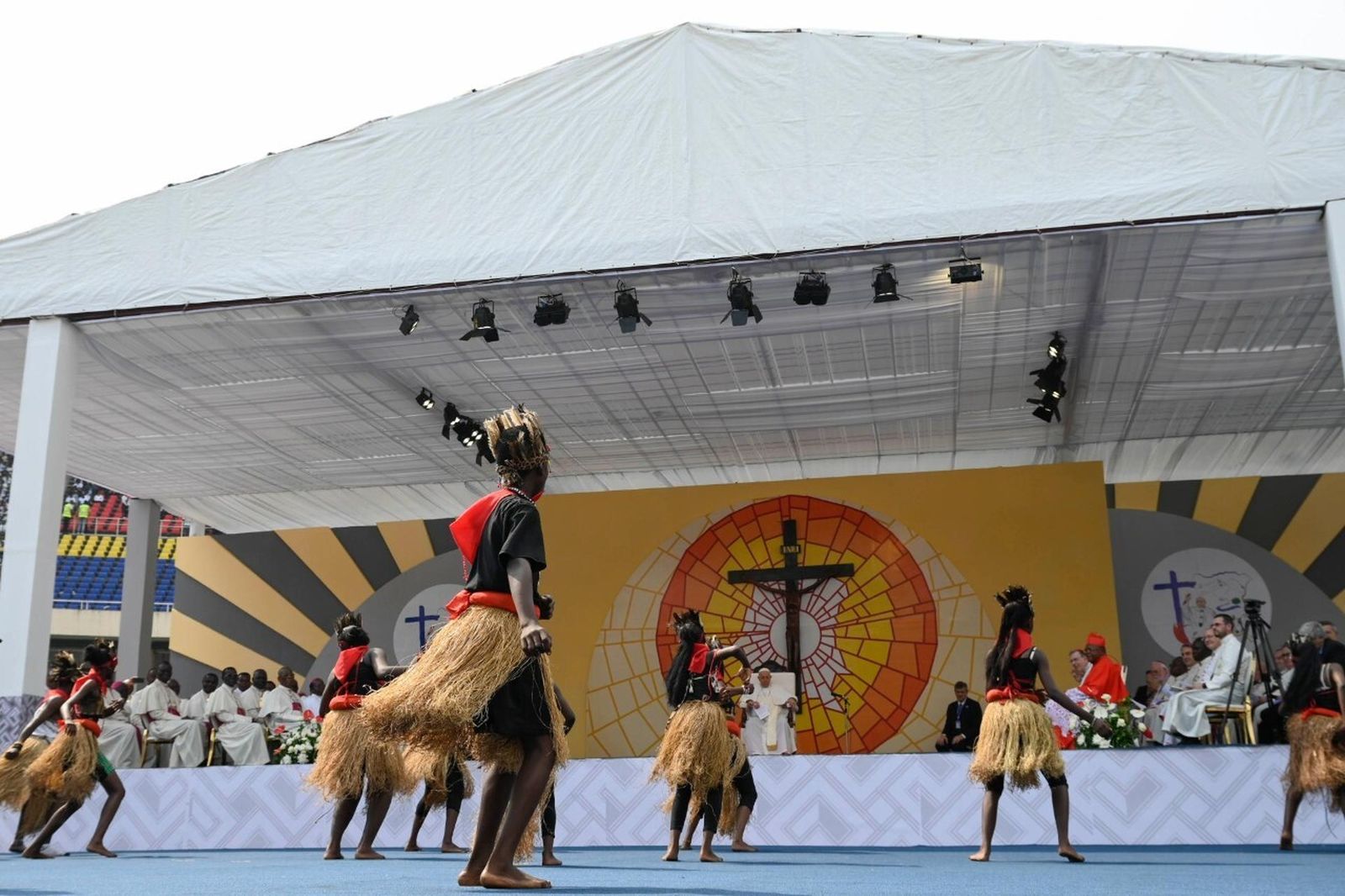 Congoleños bailan para el Papa