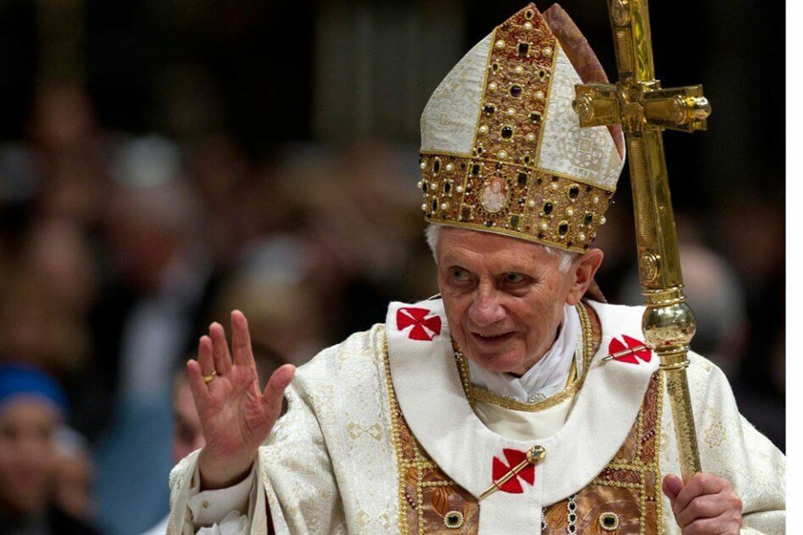Benedicto XVI, que abrió la caja de Pandora, ahora en el centro de la polémica