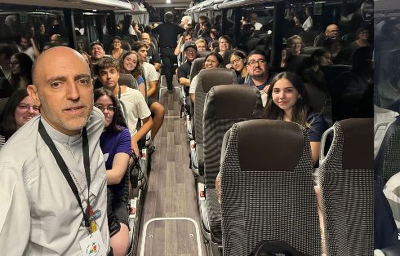 Xabier Gómez, en el autobús con los jóvenes de Sant Feliu