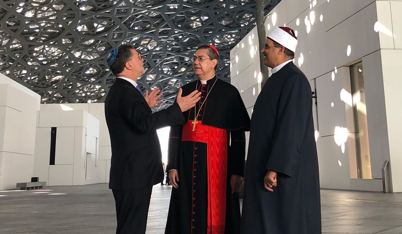 El cardenal Ayuso, con el presidente de Al-Azhar y el rabino de Washington, en Abu Dabi