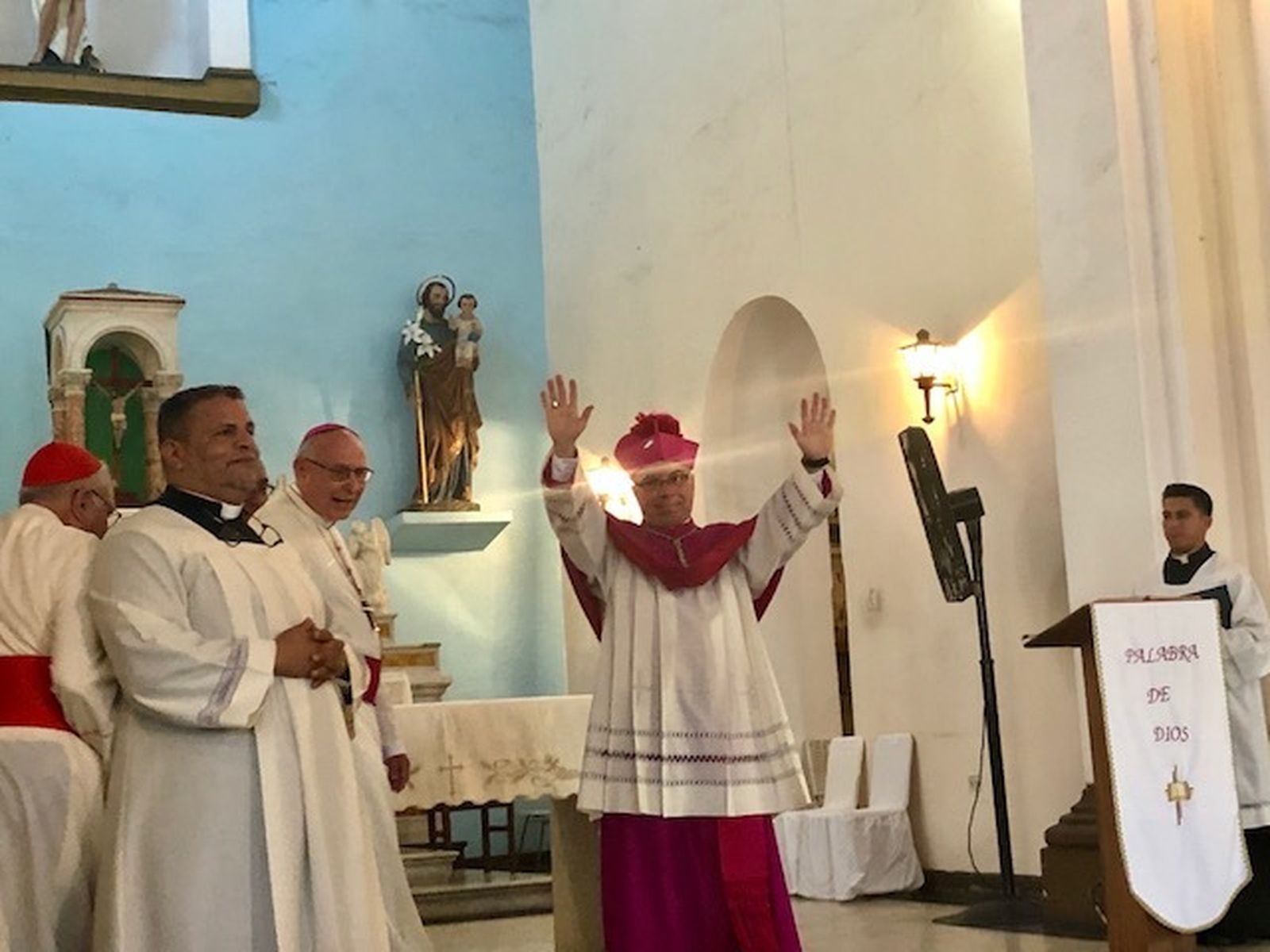 Barreto saluda a los fieles