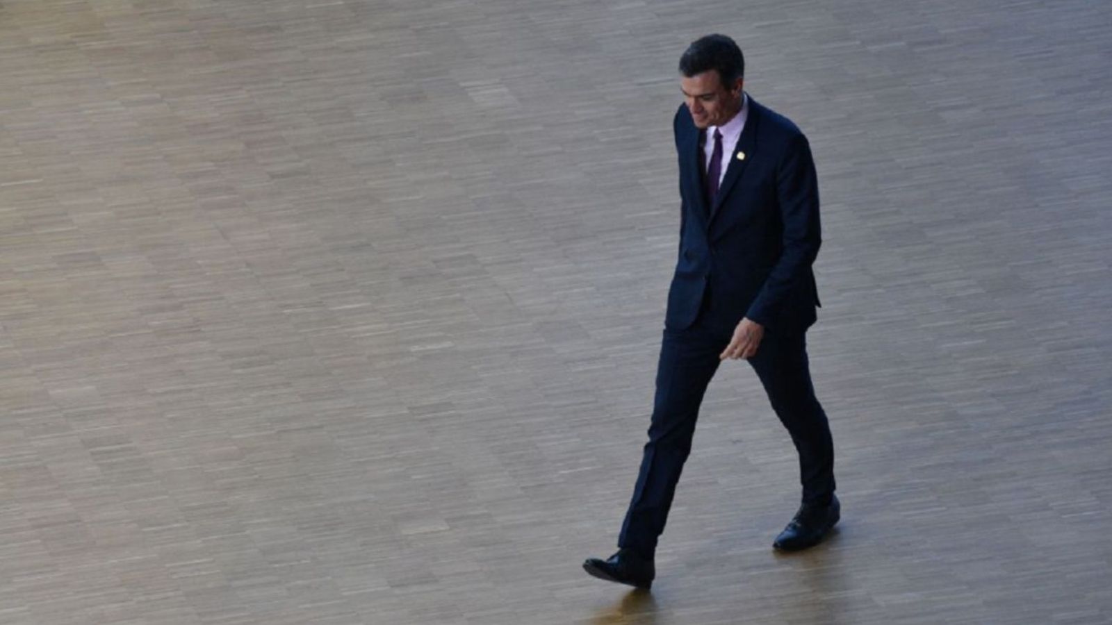 Pedro Sánchez caminando