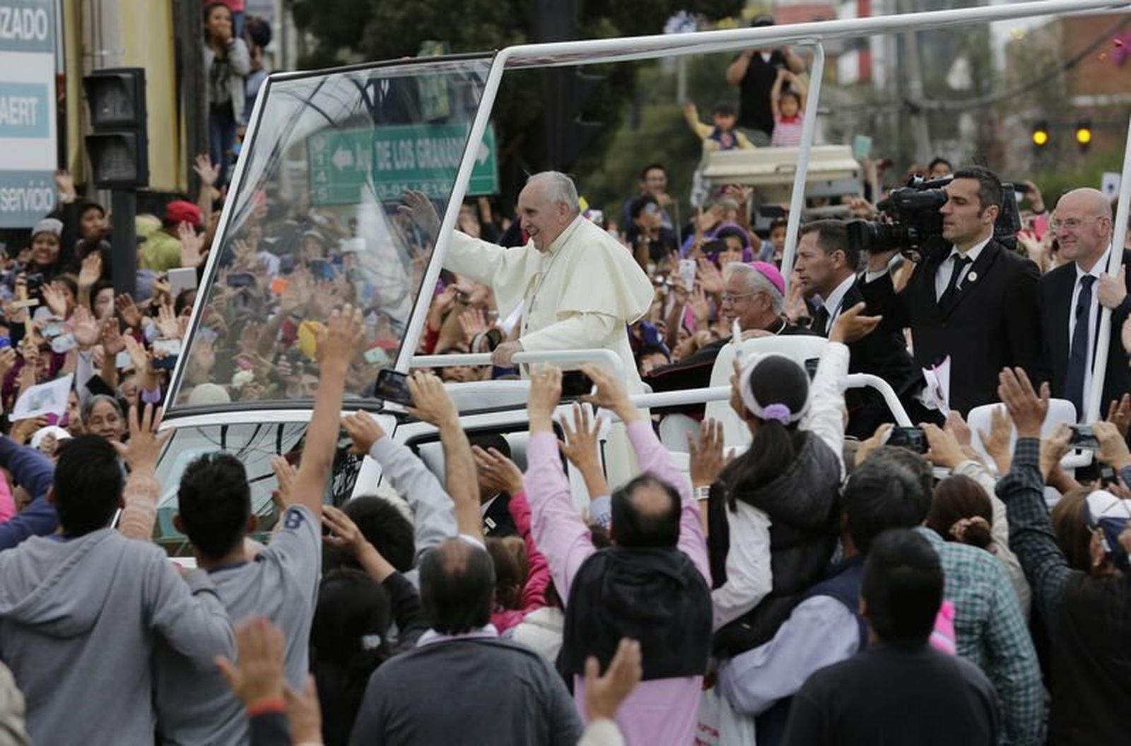 Ternura y sencillez revolucionan el Vaticano