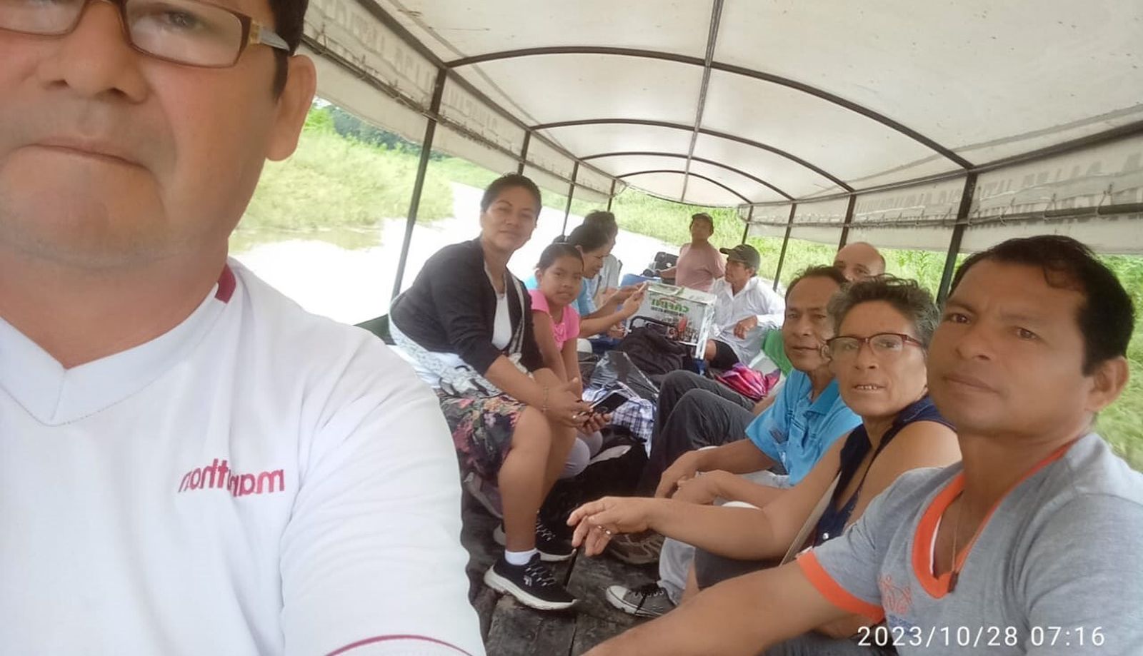 El equipo parroquial surcando el río