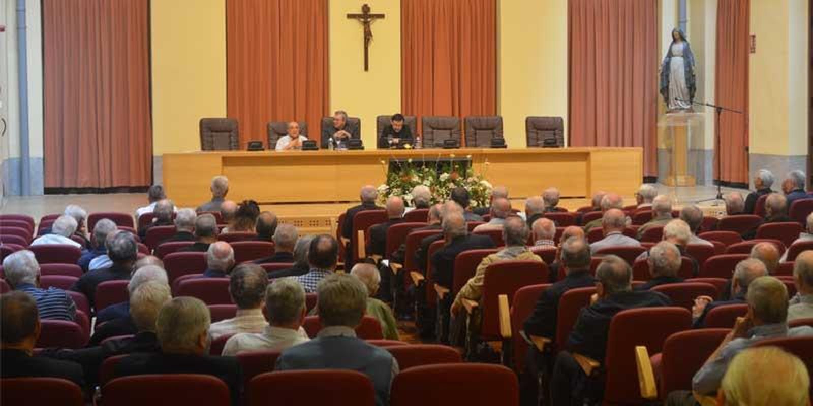 Encuentro de José Cobo con los sacerdotes mayores