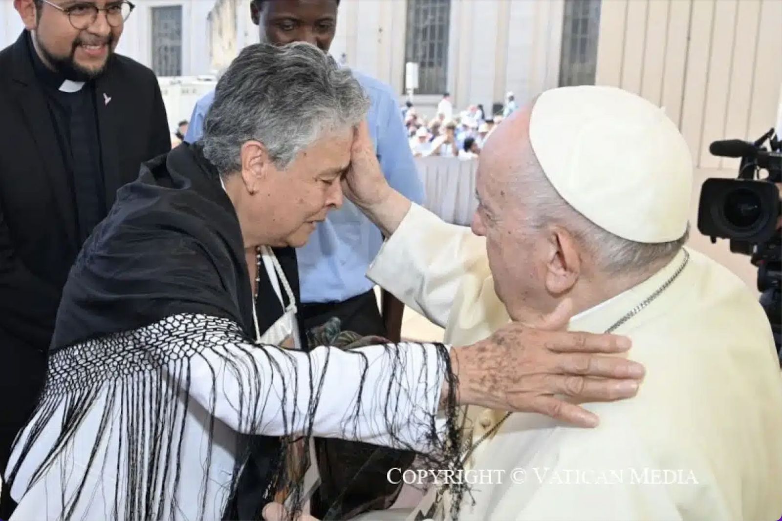 María Herrera, una de las madres buscadoras, con el papa Francisco