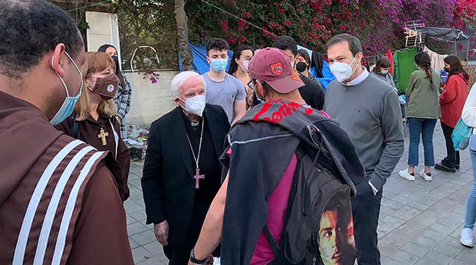 Cañizares visita junto a voluntarios en el campamento de personas sin hogar