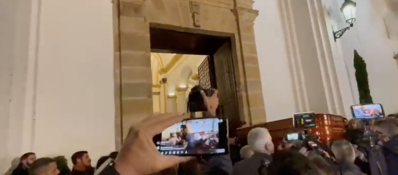 Entrada del féretro en la iglesia de La Palma